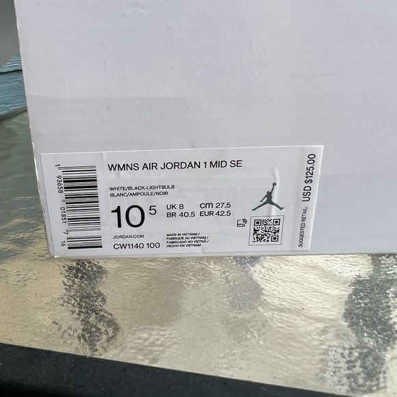 Nike Jordan 1 mid- lightbulb. - Picture 2 of 4